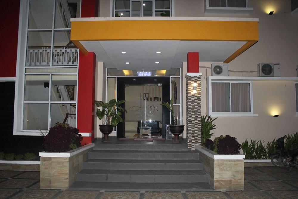 New D'Dhave Hotel Padang Kültér fotó