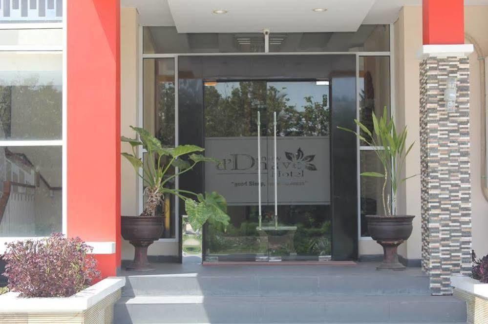New D'Dhave Hotel Padang Kültér fotó