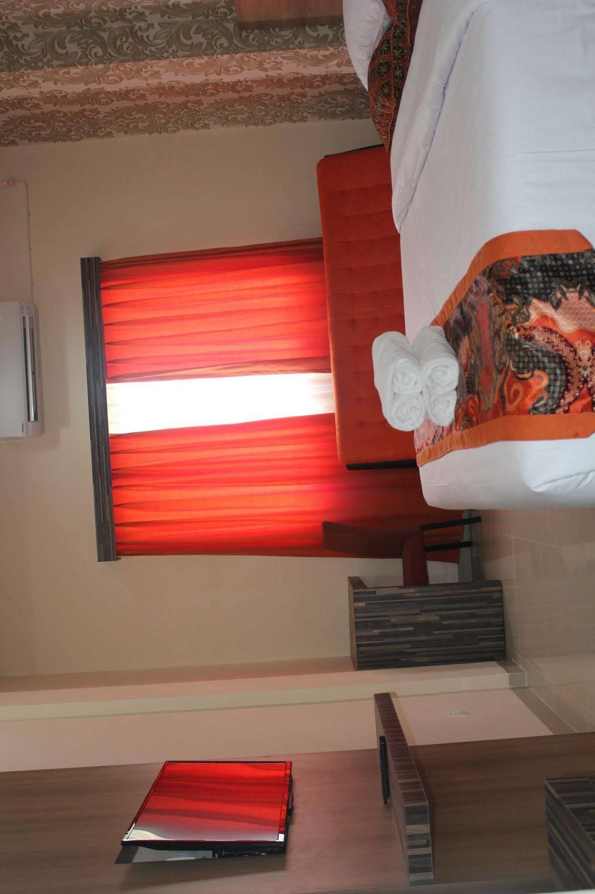 New D'Dhave Hotel Padang Kültér fotó